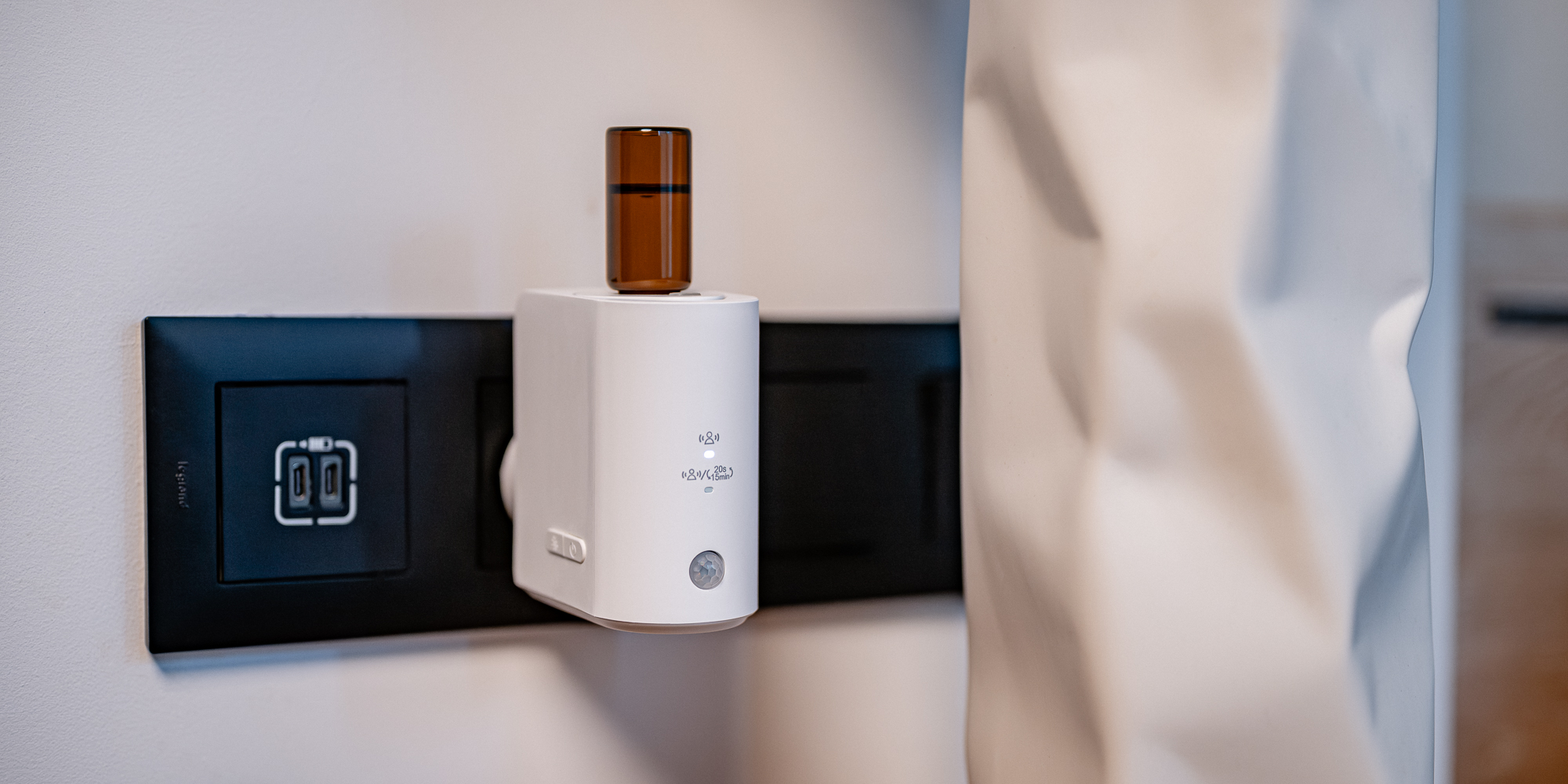 width=100% Dyfuzor olejków, aromatyzer zapachowy z czujnikiem ruchu Humanas Home Spirit - biały